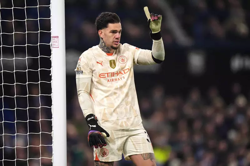 تقييم عرض جالاتا سراي لضم إيدرسون: تفاصيل وآفاق المستقبل