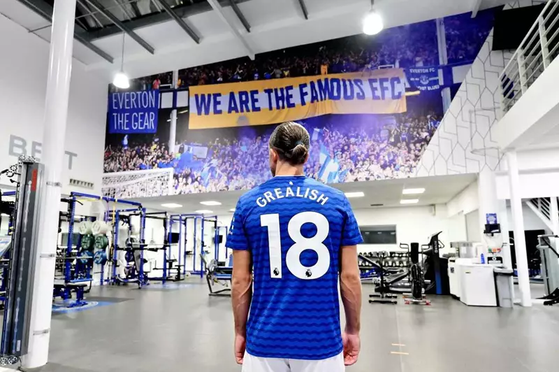 كشف سر اختيار الرقم 18 لجريليش: سعادته بتوقيع إيفرتون وتأثيره على مسيرته الرياضية